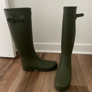 Hunter women’s refined tall green boot NWT